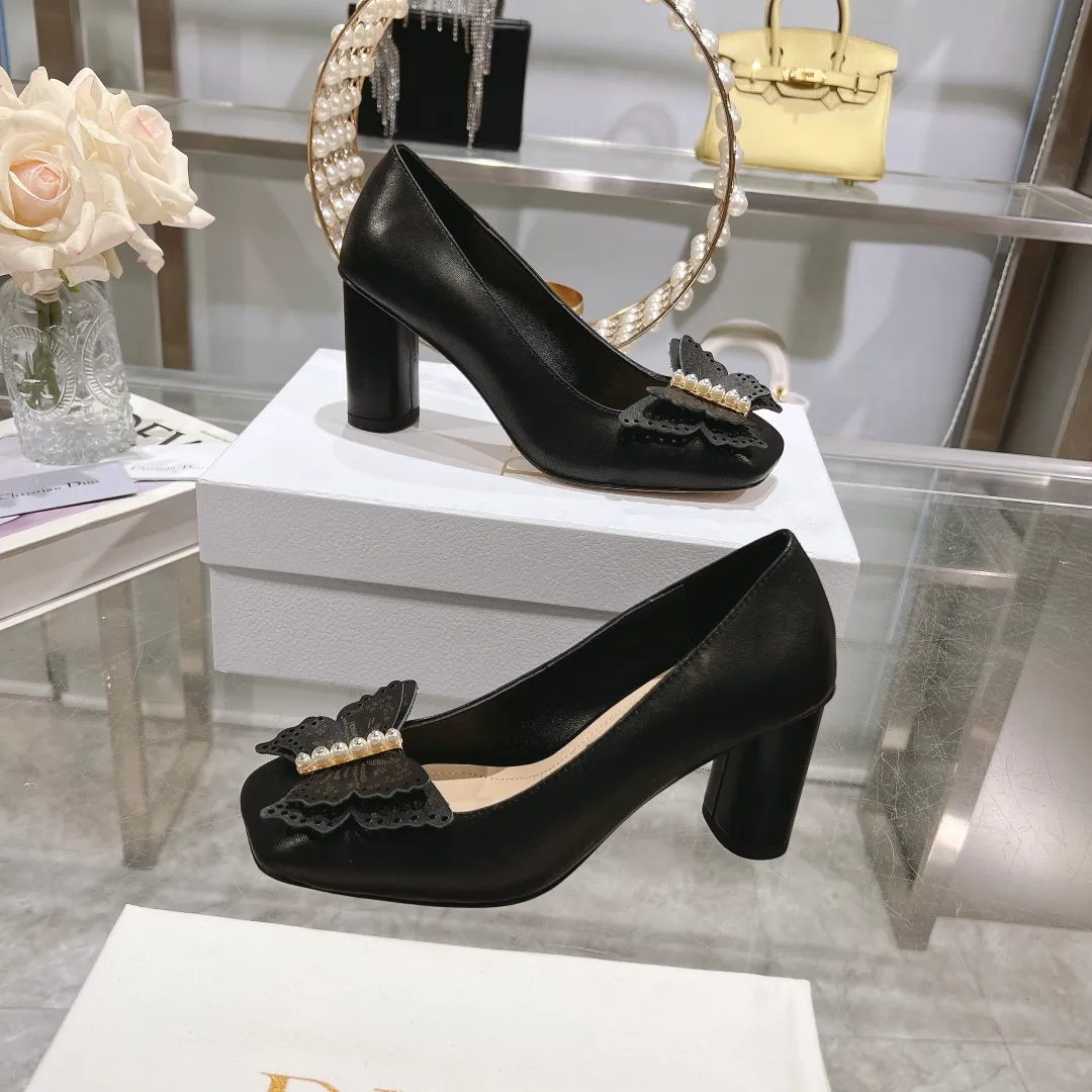 👟👟Ex-factory price 560👟👟 2024 early spring new style ◼️Dior ◼️Dior spring and summer latest fashion show haute couture series sandals Bow Mary Jane ——— Ldylle retro Roman style doll women's sandals CD pearl five metal buckle bow low-heeled women's single shoes Original development top high-end version Material: imported cow patent leather upper + water-dyed sheepskin lining + original molded pearl buckle + Italian genuine leather outsole Size: 34-40 (34.40. Customization is non-refundable and non-exchangeable) Heel height: 4.5cm 8.5cm